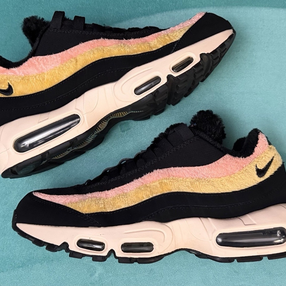 Nike Air Max 95 Shoes Womens Size 10 Multicolor Faux Fur Sneakers DB9577-001 - Picture 2 of 9